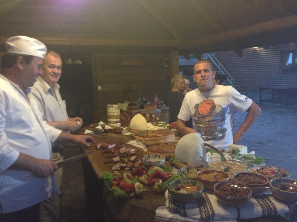 GALERIE FOTO / Reghe, vacanţă în Bucovina, împreună cu Bourceanu