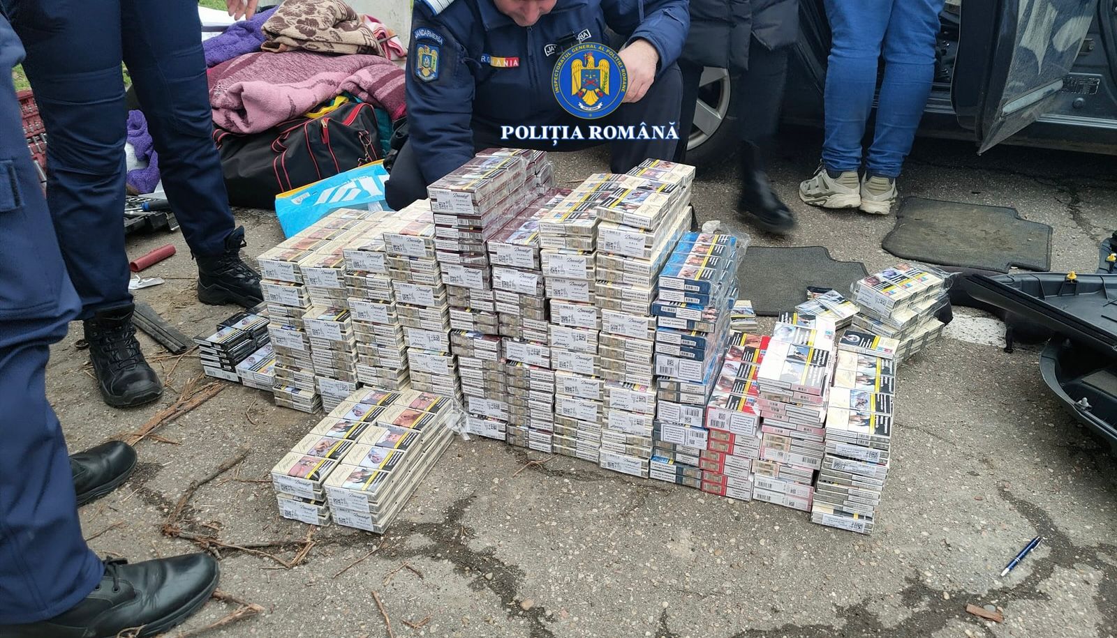 Un șofer a ascuns 8 metri pătrați de pachete cu țigări într-o Dacia Duster, la Roșiorii de Vede