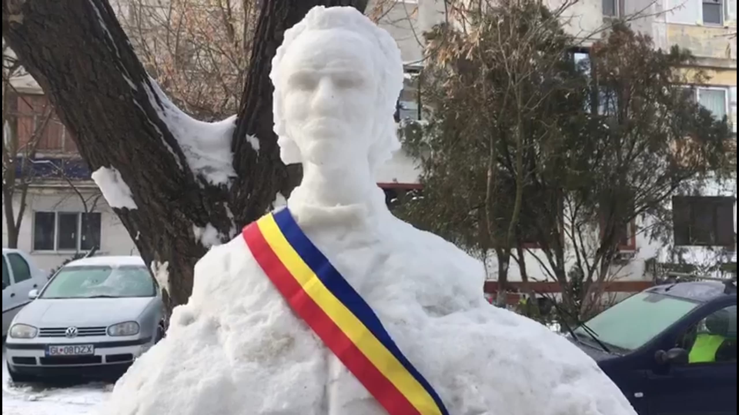 Bustul lui Mihai Eminescu, sculptat în zăpadă de un pensionar din Galați. "Mulţi copii habar nu au cine a fost Eminescu"
