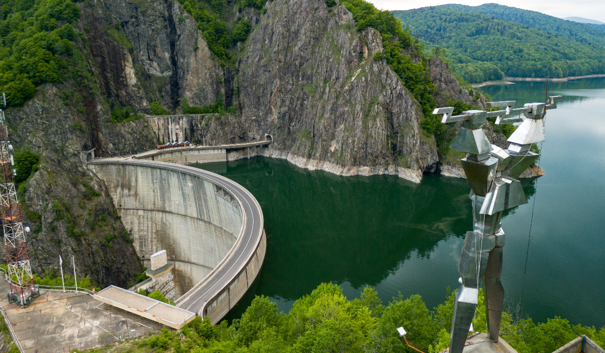 Monumentul de la Vidraru care poate fi vizitat doar în zilele cu vreme bună: Hidroelectrica a redeschis accesul la „Statuia lui Prometeu”