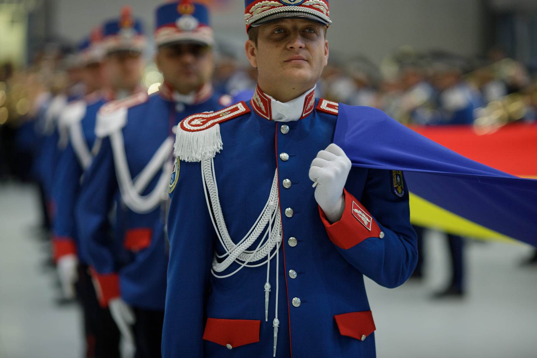 Flashmob pe Aeroportul Otopeni, de 1 Decembrie: defilări ale Jandarmeriei Române pe melodii folclorice interpretate de fanfară. VIDEO