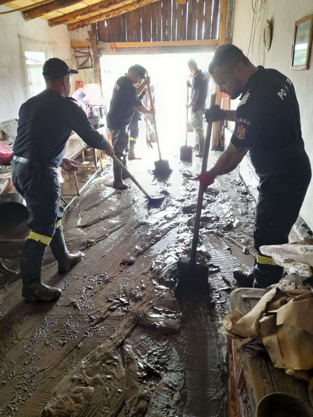 Urmările inundațiilor catastrofale. Aproape o mie de pompieri din țară, trimiși în sprijinul salvatorilor de la ISU Galați VIDEO