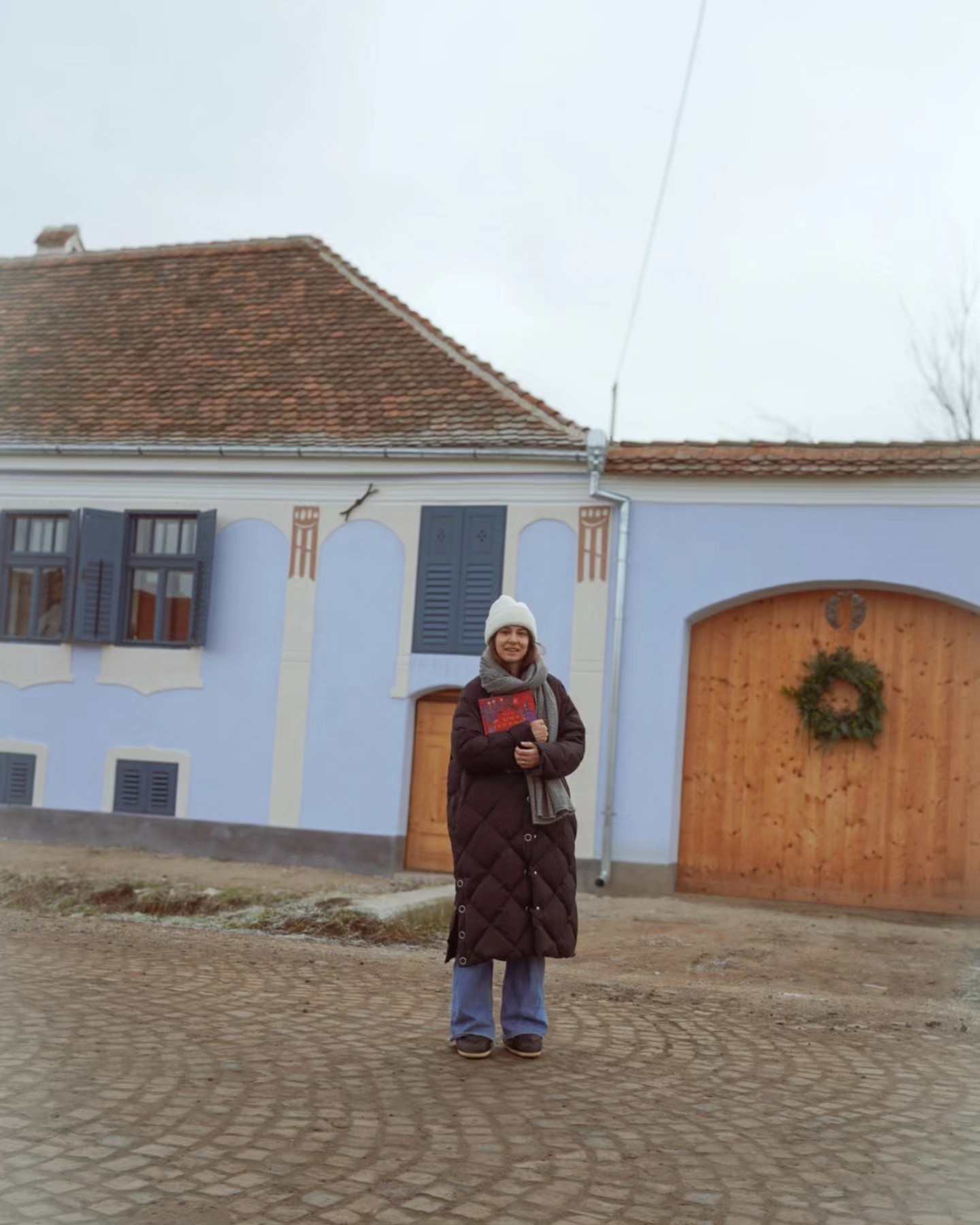 Imagini din casa de la Viscri a Danei Rogoz, decorată de Crăciun. Bradul l-a așezat pe masa din bucătărie, iar coronița a pus-o pe poartă
