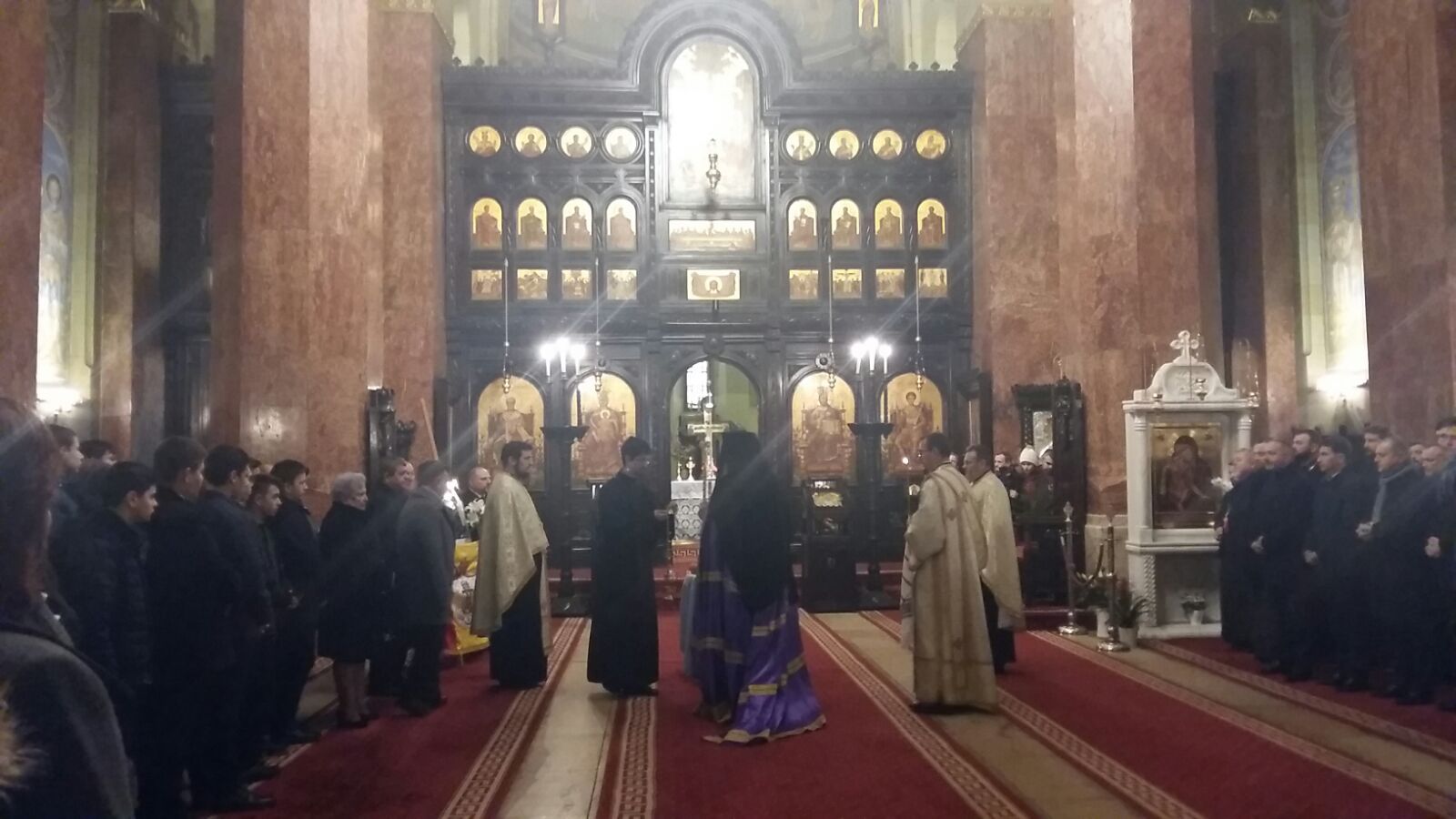 Sute de oameni s-au rugat pentru Regele Mihai la Alba Iulia. Arhiepiscopul de Alba Iulia: „Ilustrul nostru suveran merită pe deplin omagiul nostru şi cinstirea noastră”