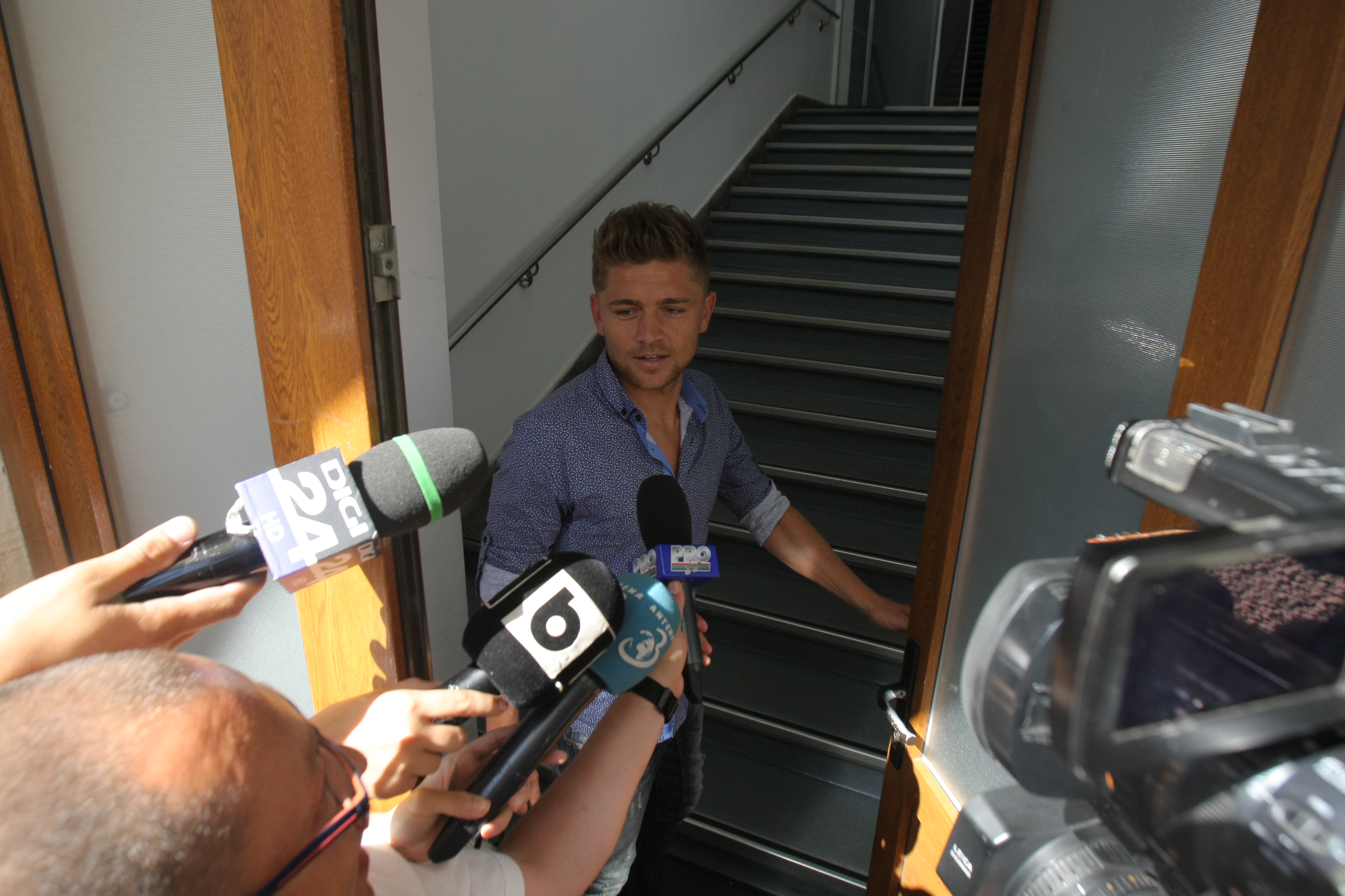 Încă un scandal zguduie fotbalul românesc! DNA a audiat un fotbalist implicat în meciul cu cântec FC Brașov - Gaz Metan Mediaș. ^Un alt jucător, nu s-a prezentat în fața procurorilor, deși a primit citație! Comisia de Discplină, convocată să ia astăzi o decizie pe linie sportivă / GALERIE FOTO