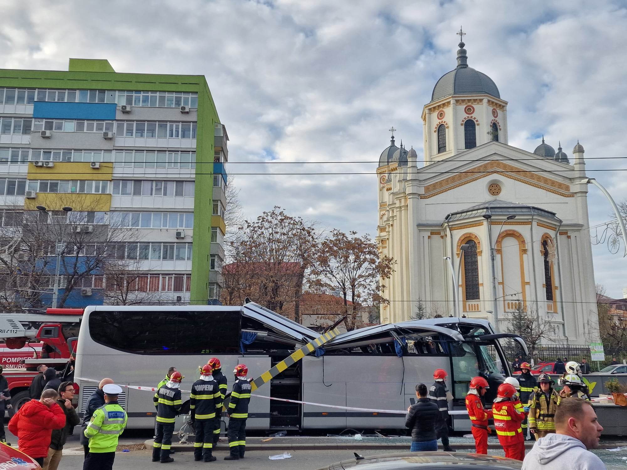 Impact violent la intrarea în Pasajul Unirii. Un mort și 24 de răniți, după ce un autocar cu turiști a intrat în limitatorul de înălțime