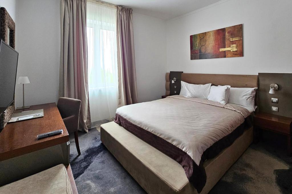 Cât costă o noapte de cazare în hotelul lui Gică Hagi din Mamaia în plin sezon estival 2025. Locația, renovată recent cu 2 milioane de euro