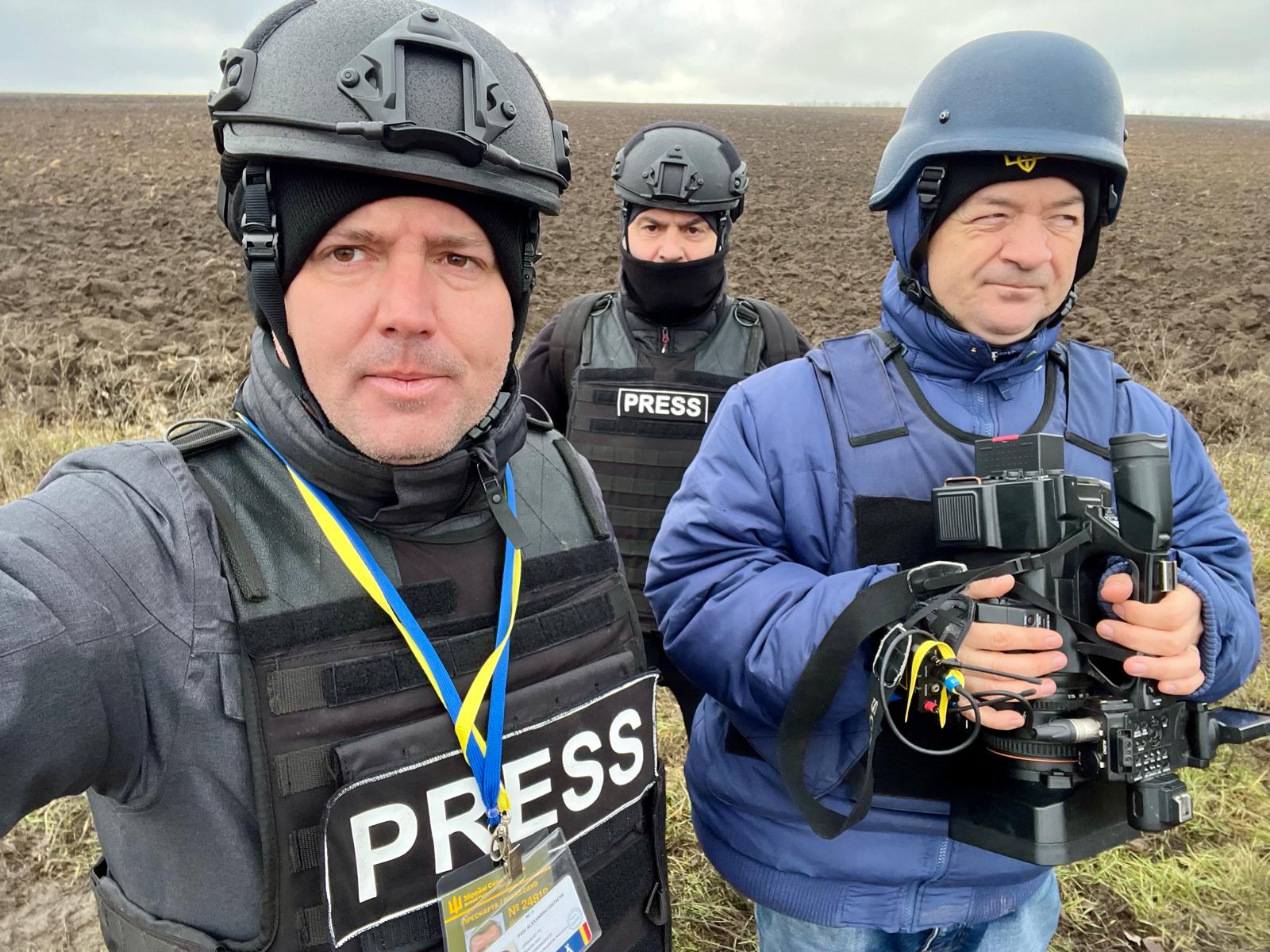 Cum se trăiește pe frontul din Ucraina. Relatările lui Alex Costache, jurnalistul TVR care a mers de 13 ori în mijlocul războiului: „Se auzeau obuzele cum vâjâiau în aer. Cădeau la 500 de metri de locul unde ne aflam”