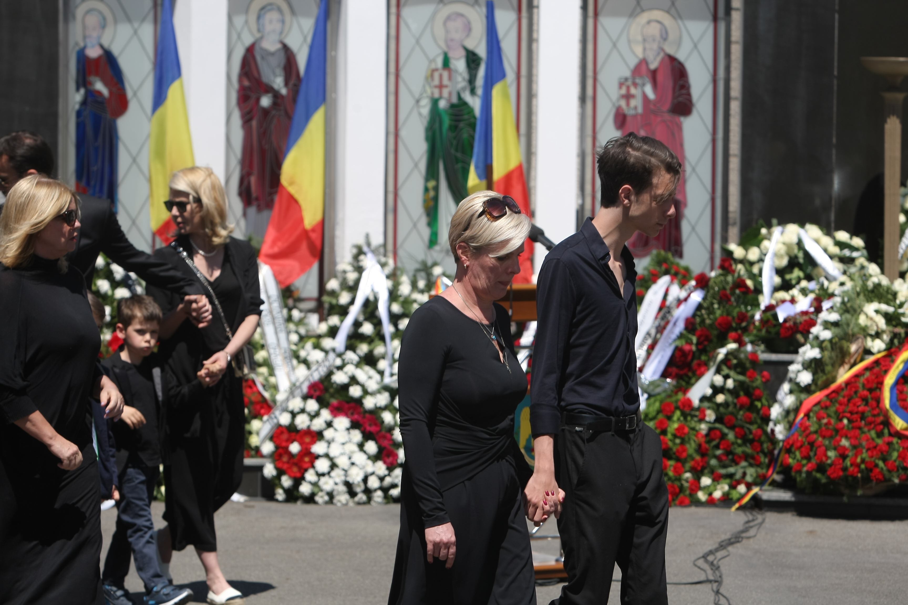 GALERIE FOTO&VIDEO/ Cristian Țopescu, înmormântat cu onoruri militare, la Cimitirul Ghencea Militar din București