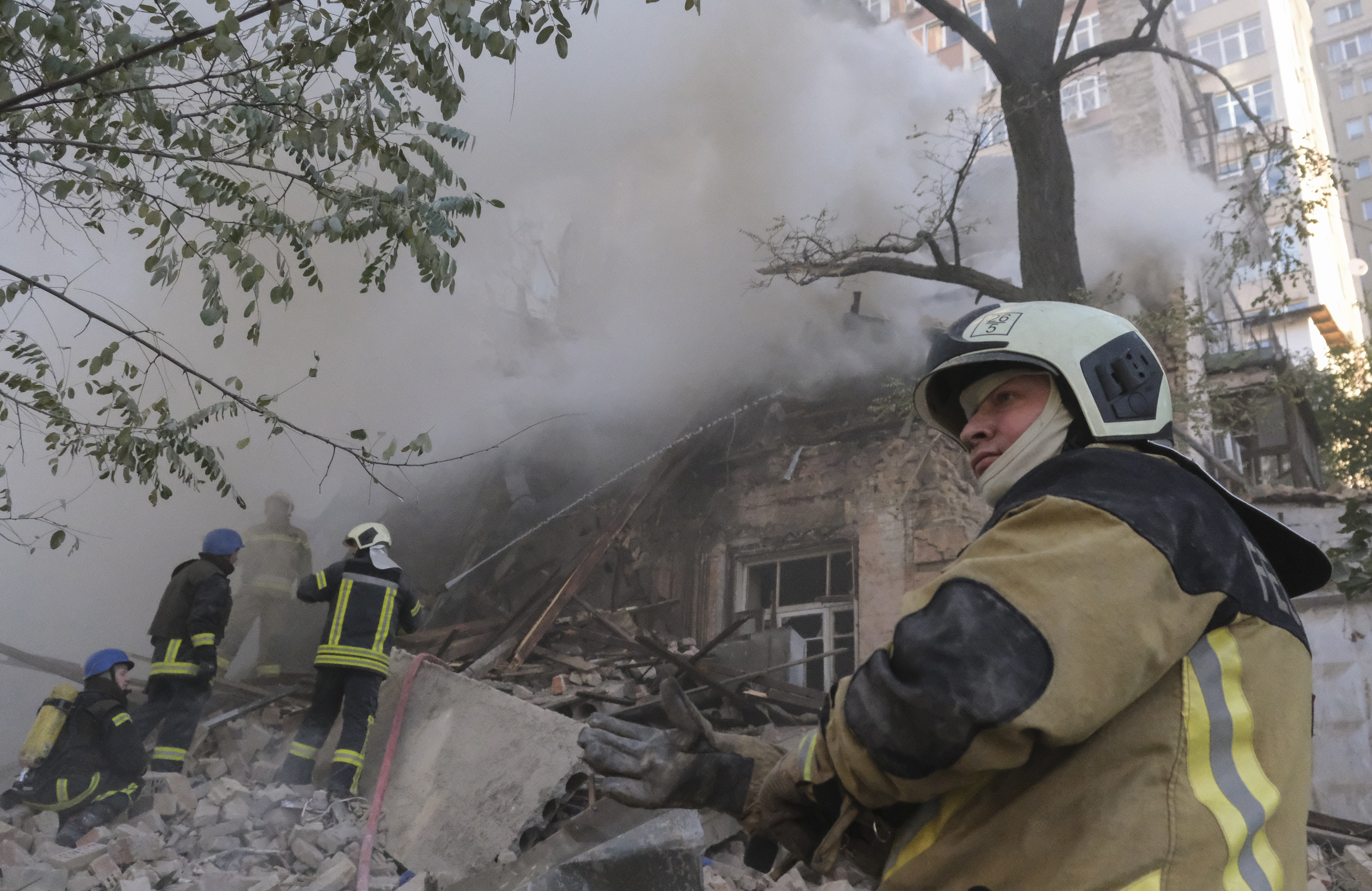 Imagini din Kievul bombardat de ruși luni dimineață. Cel puțin cinci persoane au murit în urma atacurilor