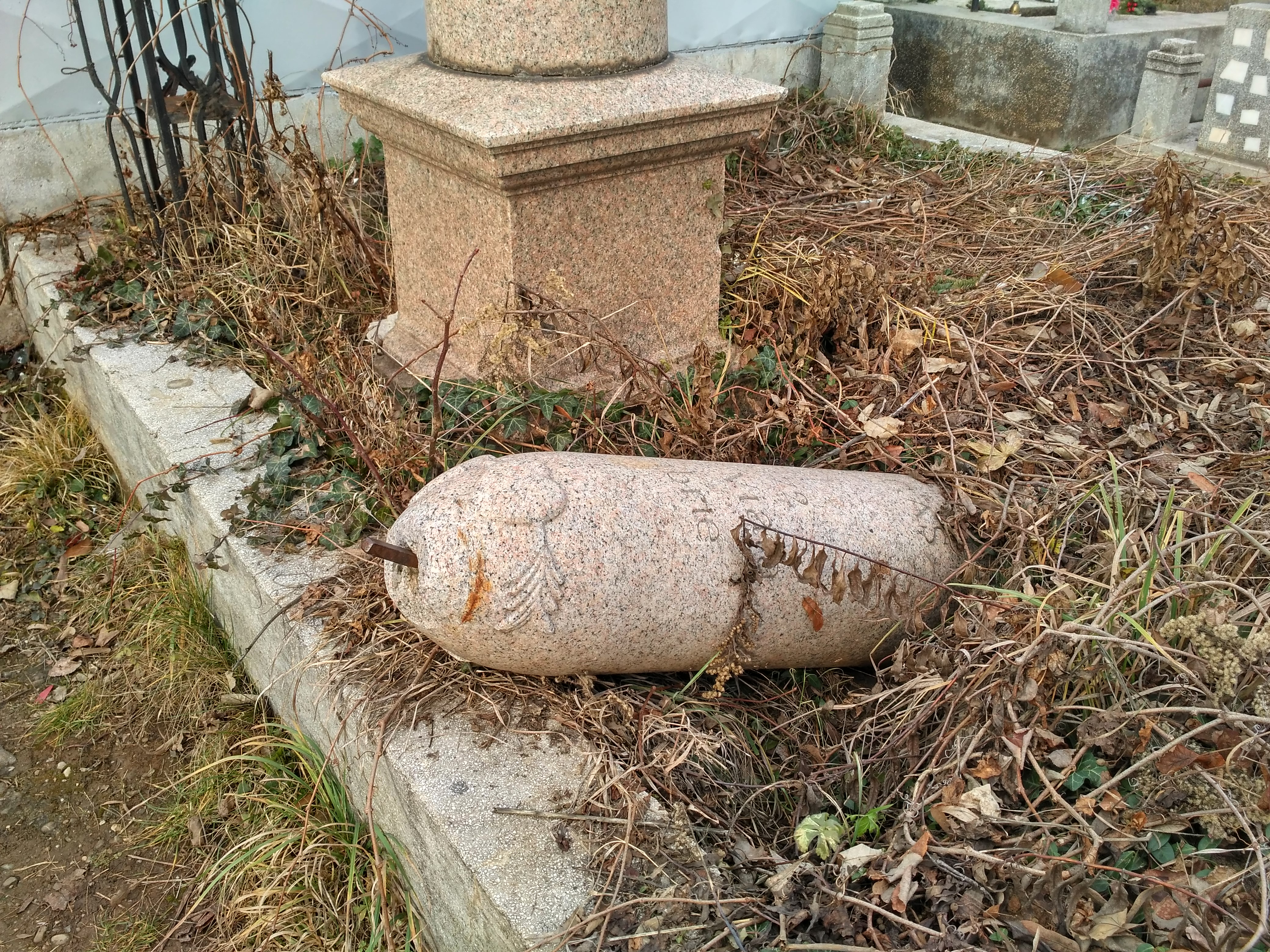 REPORTAJ/Cum a cinstit un ploieștean memoria nevestei care-l înșela. I-a ridicat cel mai original monument: ”Astfel este viața”/VIDEO