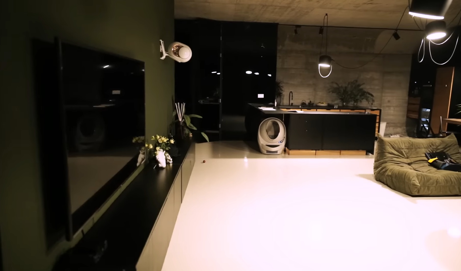 Imagini cu apartamentul în care locuiește Alina Ceușan cu familia, la Cluj-Napoca. Mobila e făcută de tatăl ei