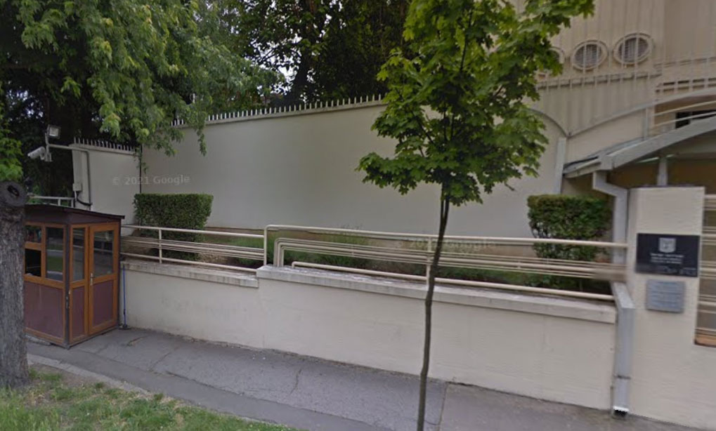 Sokk: Nyílpuskával lőttek le egy rendőrt az izraeli nagykövetség előtt - nyakában a nyíllal is fegyvert rántott az egyenruhás - részletek