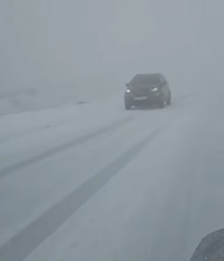 Viscolul neașteptat de septembrie a format gheață pe tronsonul Rânca - Obârșia Lotrului: Transalpina, închisă până miercuri