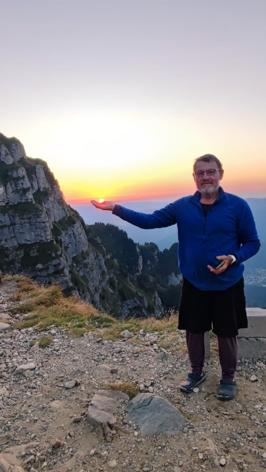ROMÂNIA EXPRES. După ce și-au vândut casa din Australia, doi soți au mers 1.200 km pe jos și au descoperit bunătatea bătrânilor noștri: „Cu nimicul pe care îl aveau, au sărit să ajute”