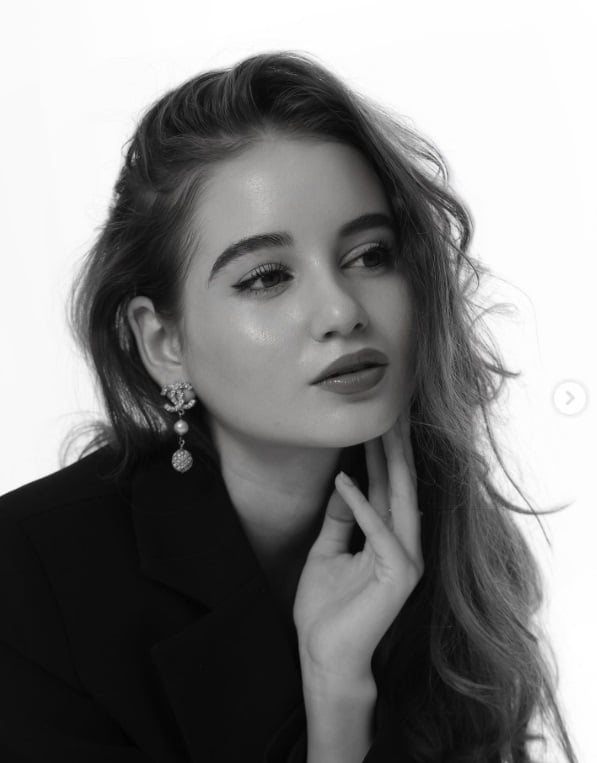 Cum a apărut Irina Columbeanu în timpul unei ședințe foto realizate în New York. Tânăra de 19 ani seamănă tot mai mult cu mama ei
