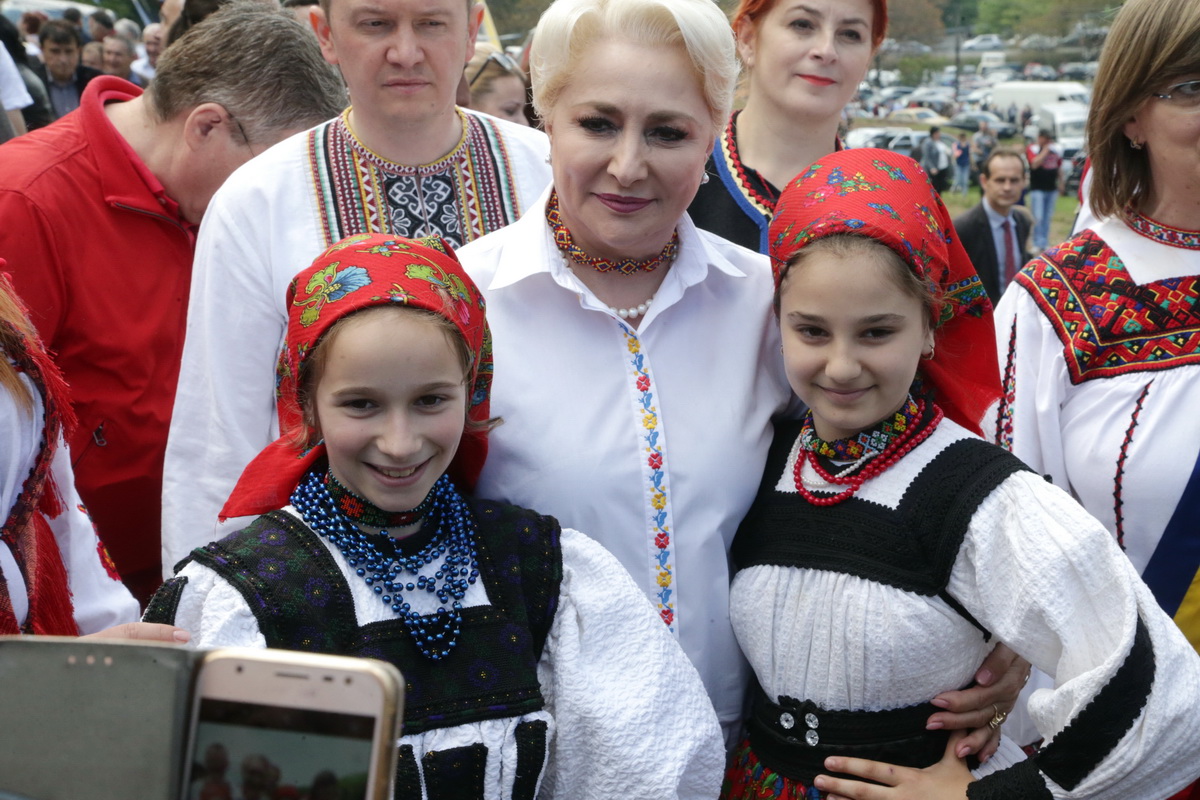 FOTO | Premierul Viorica Dăncilă a mers la Festivalul Sâmbra Oilor. Reacţie la protestele din ultimele zile: "Adevăraţii români sunt oameni care îşi bazează atitudinea pe argumente"