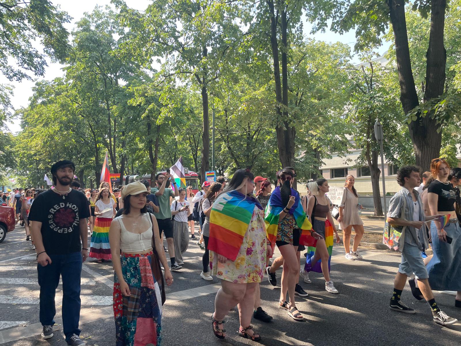 Sute de participanți la primul marș Pride din Timișoara. „Trăim într-o țară din UE care nu oferă nici o formă de recunoaștere cuplurilor de același gen”