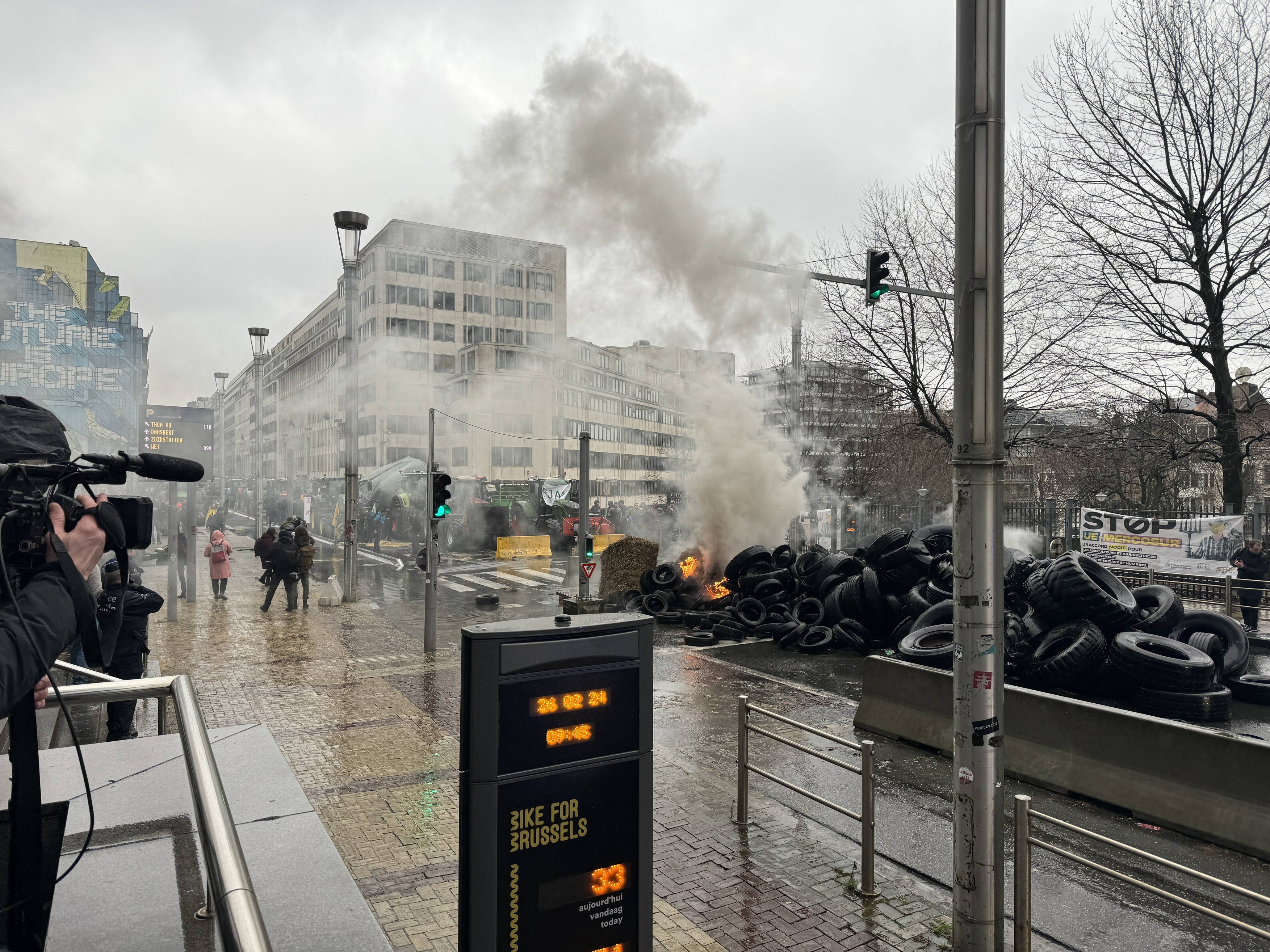 Bruxelles-ul, asediat în ziua reuniunii miniștrilor Agriculturii. Fermierii au blocat orașul cu tractoare și au dat foc la anvelope. Polițiștii au intervenit cu tunuri cu apă  | VIDEO