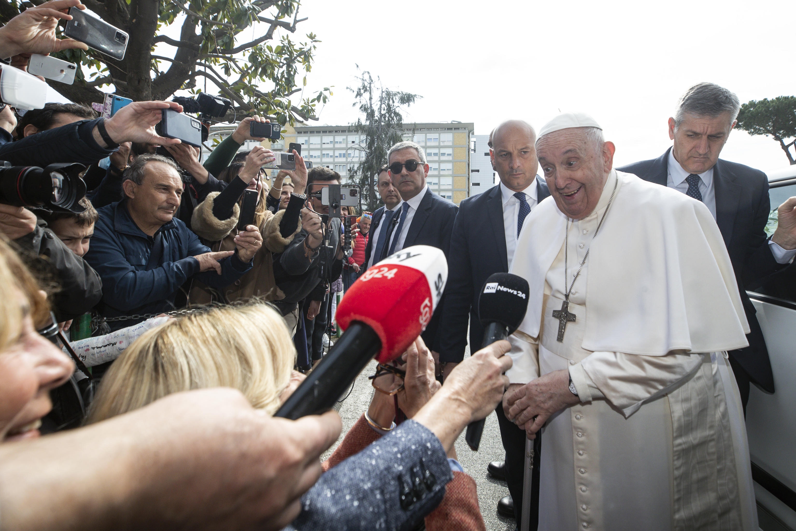 Papa Francisc, după ce a fost externat: „Sunt încă în viață”. Mâine va conduce slujba catolică de Florii