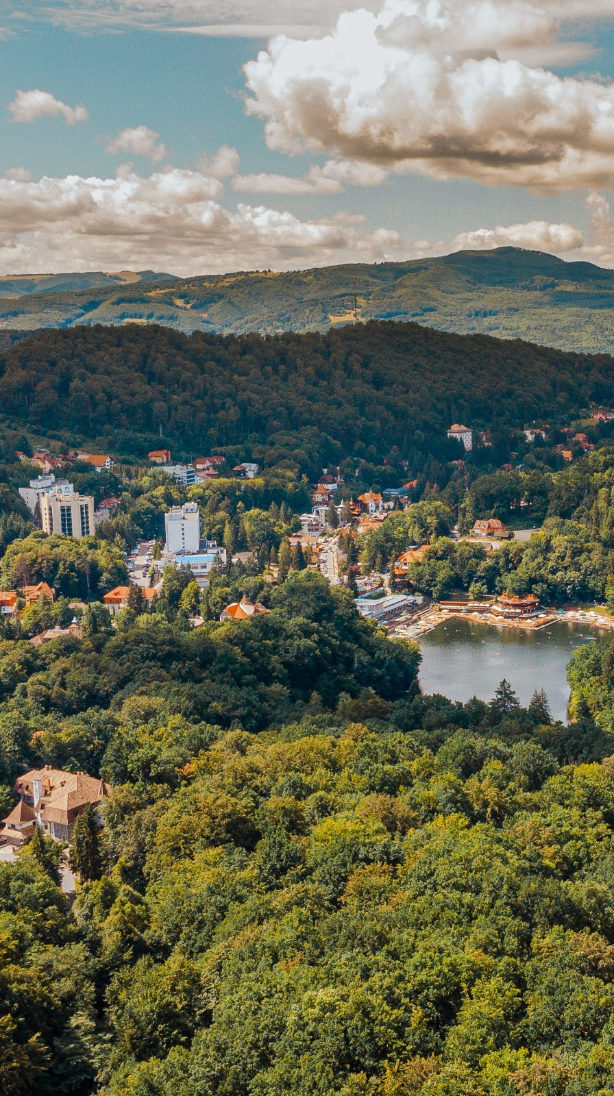 Localitatea din România cu lacuri sărate unice în Europa care a devenit „stațiune de teambuilding” în sezonul de toamnă