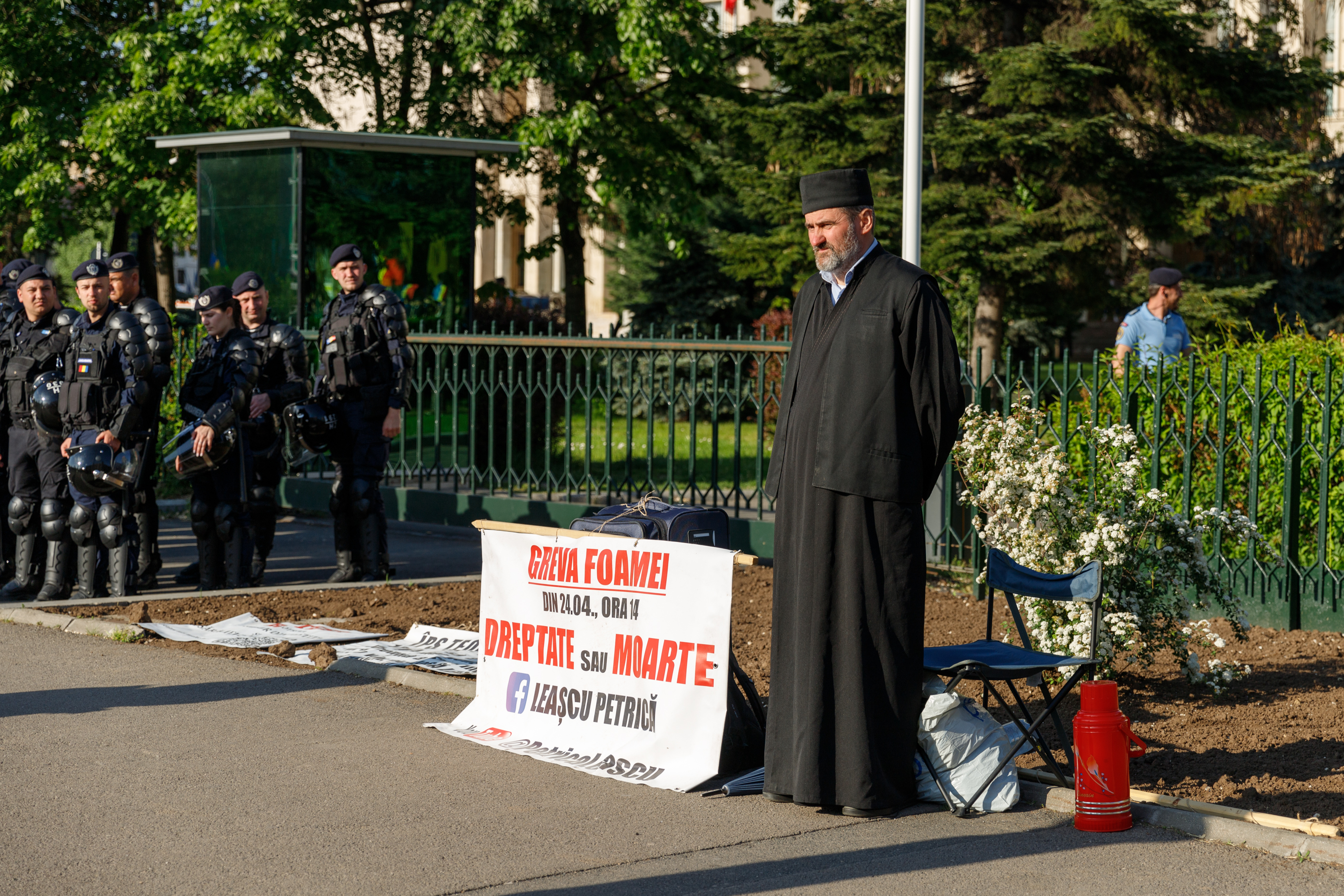 REPORTAJ. Am mers patru ore alături de protestatarii AUR. Ce i-a motivat să vină de la sute de km distanță la chemarea singurului lider de partid din România care e pomenit de susținători pe numele mic: „George”