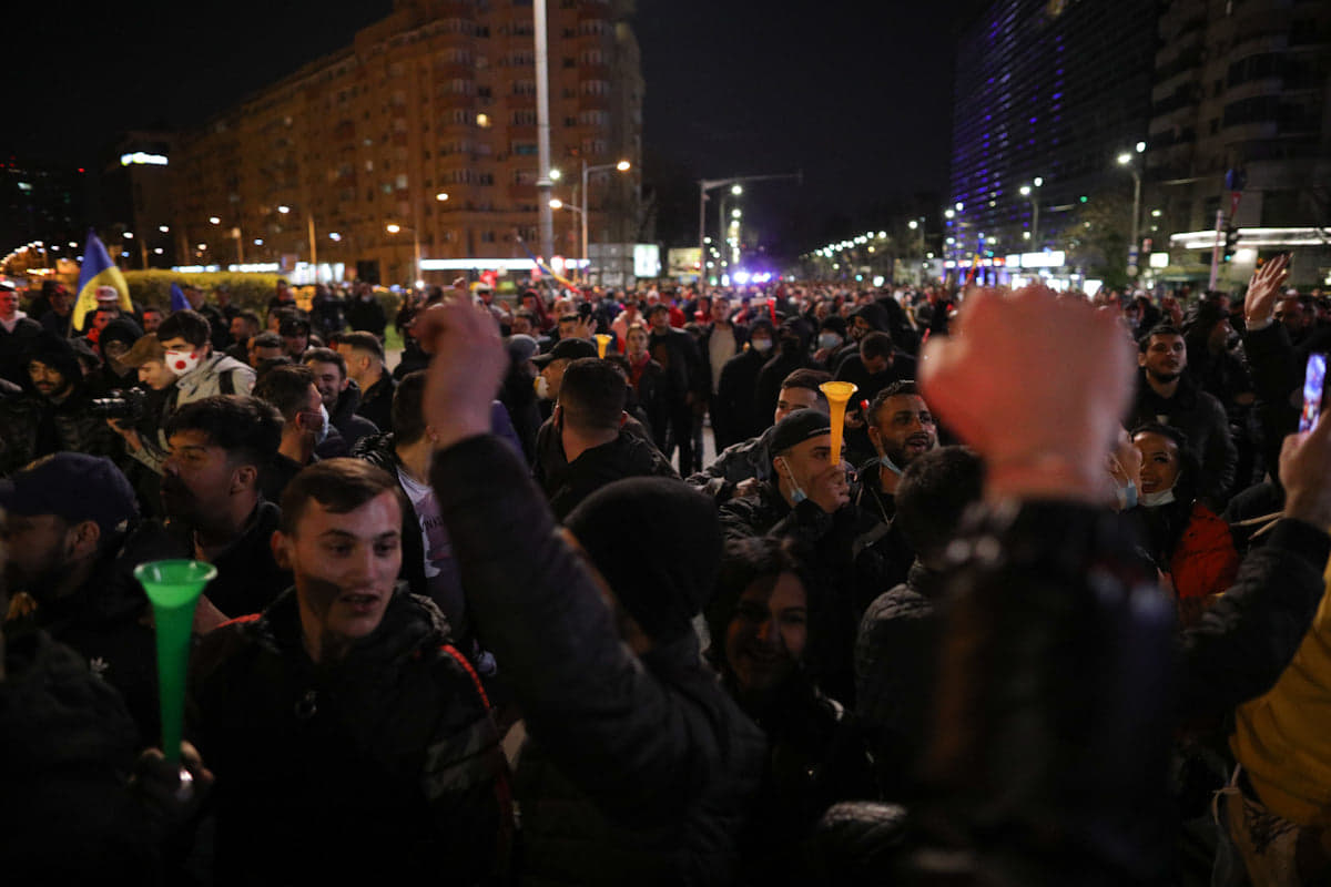 Protestul anti-restricții din Capitală, încheiat cu violențe și arestări. Manifestații și în alte orașe din țară