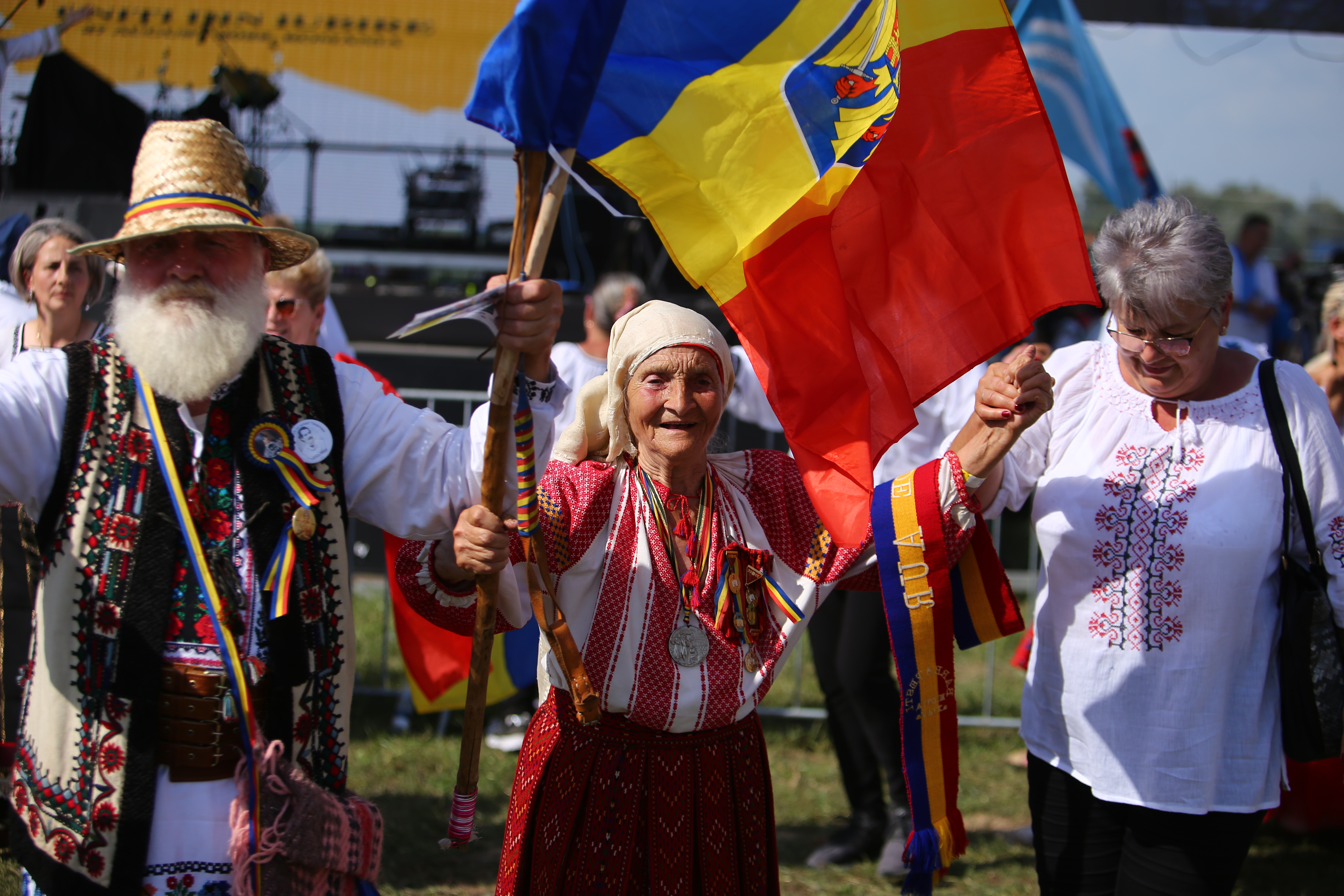 FOTO. Nunta lui George Simion, văzută de la fața locului. Câteva sute de oameni au rezistat în fața scenei, petrecerea a continuat până la 7 dimineața