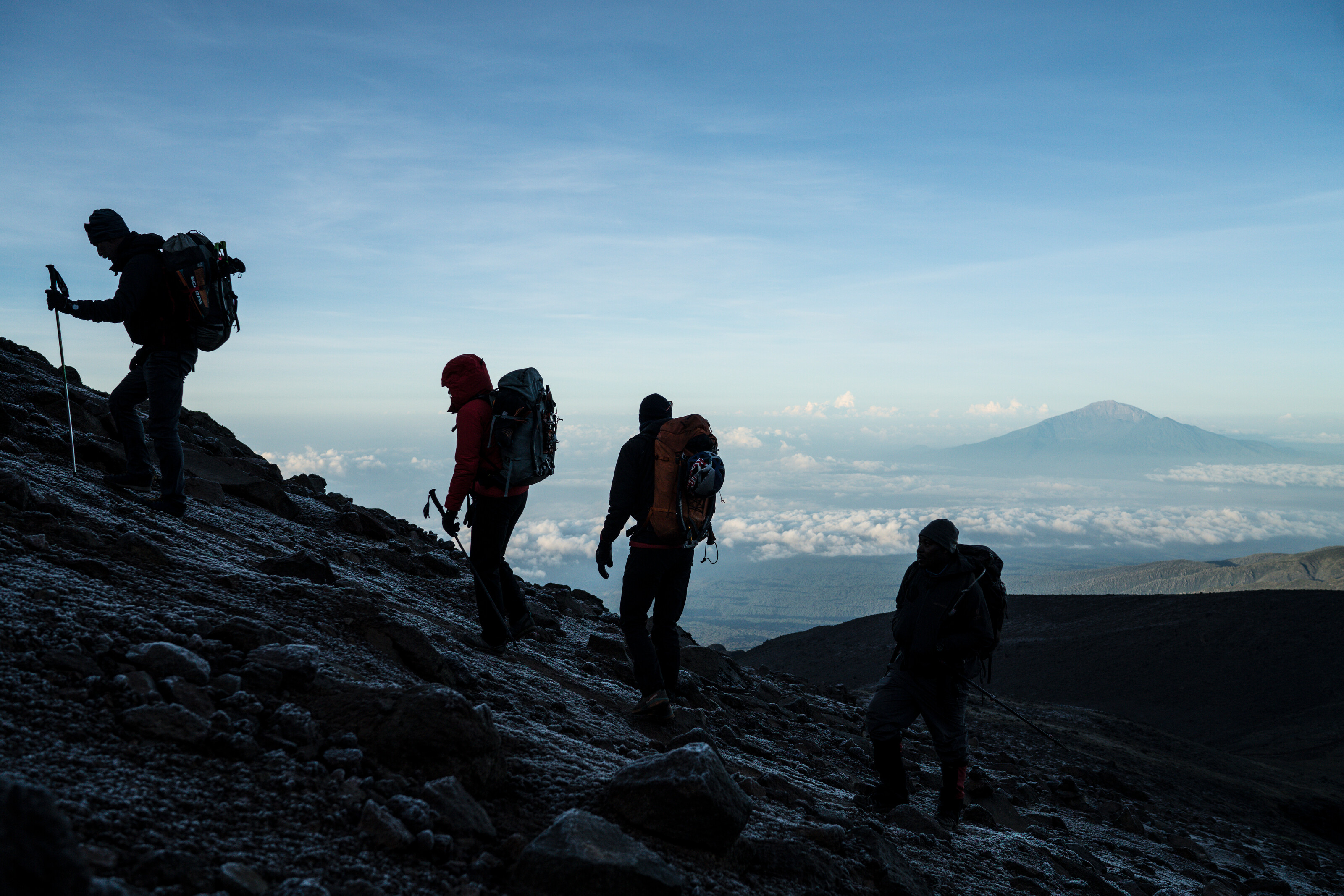 Alpinistul Will Gadd, ultimul om care urcă pe un celebru traseu montan, printre ghețarii care se topesc pe Kilimanjaro. Imagini spectaculoase