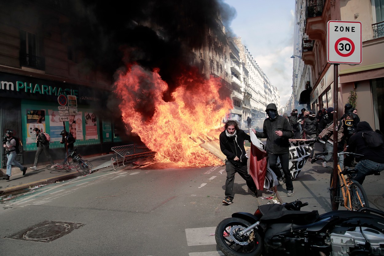 Proteste violente la Paris. 250 de mitinguri au fost organizate duminică în Franța de cei care îl contestă pe Macron