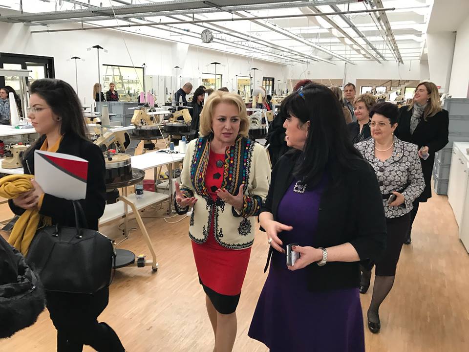 Atunci și Acum: Viorica Dăncilă, campanii pe tocuri, pe ulițele satului și iubitoare a portului tradițional