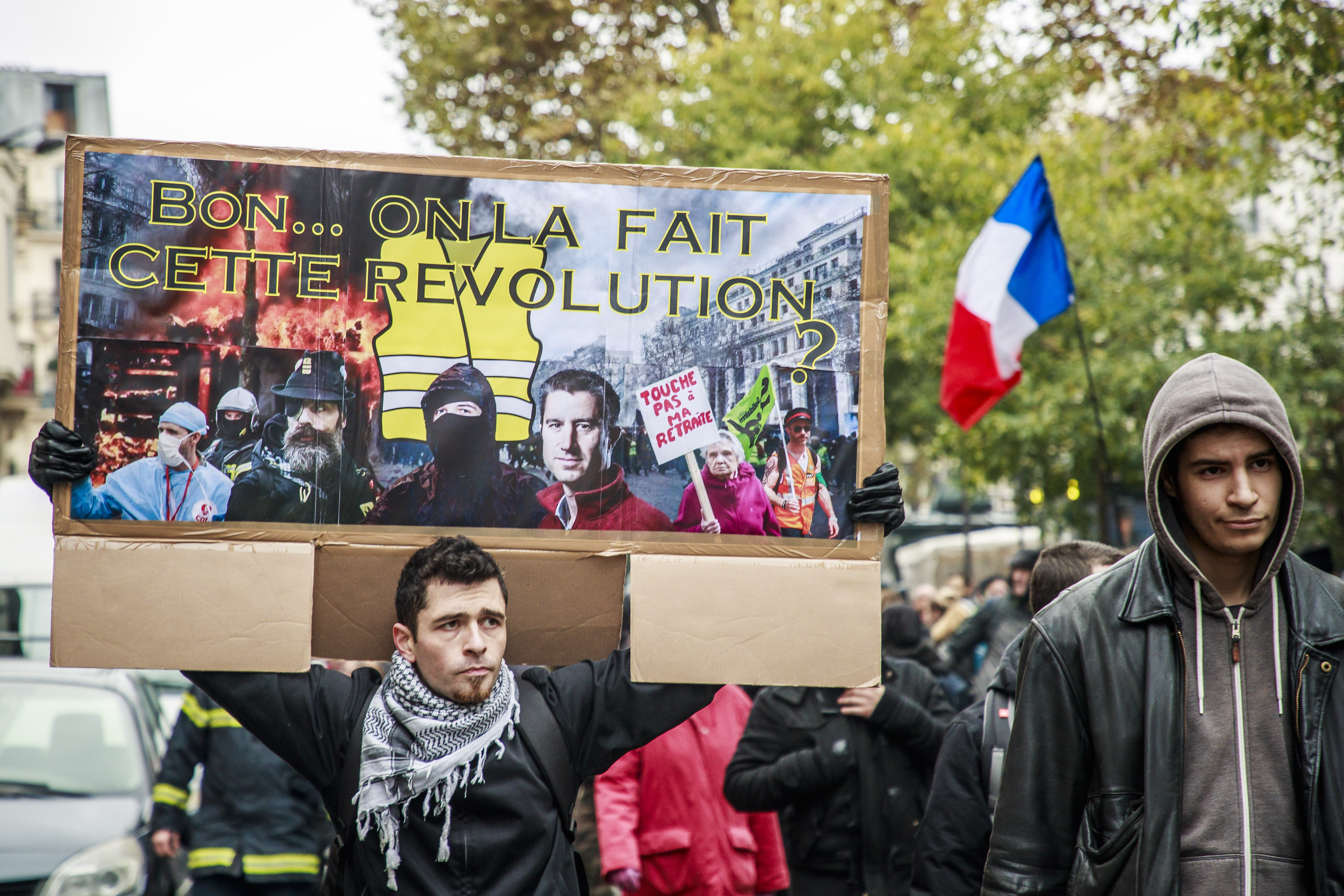 UPDATE | Noi violențe la Paris, la aniversarea unui an de la protestele „Vestelor Galbene”. Polițiștii au folosit gaze lacrimogene și au reținut peste 100 de persoane