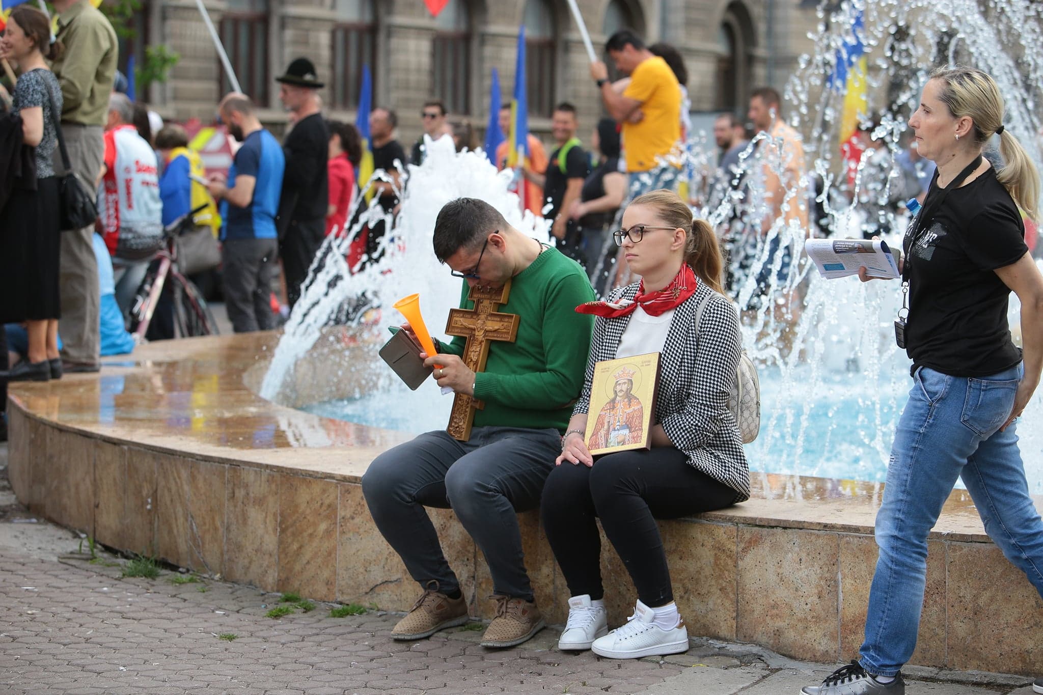 Protest antivaccinare vizavi de TNB, unde avea loc o piesă de teatru doar cu spectatori imunizați
