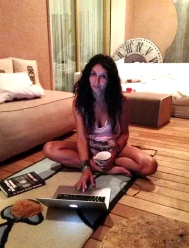 Imagini din casa în care Mihaela Rădulescu locuiește în Monaco. Are rochii în loc de perdele și multe statui cu femei goale