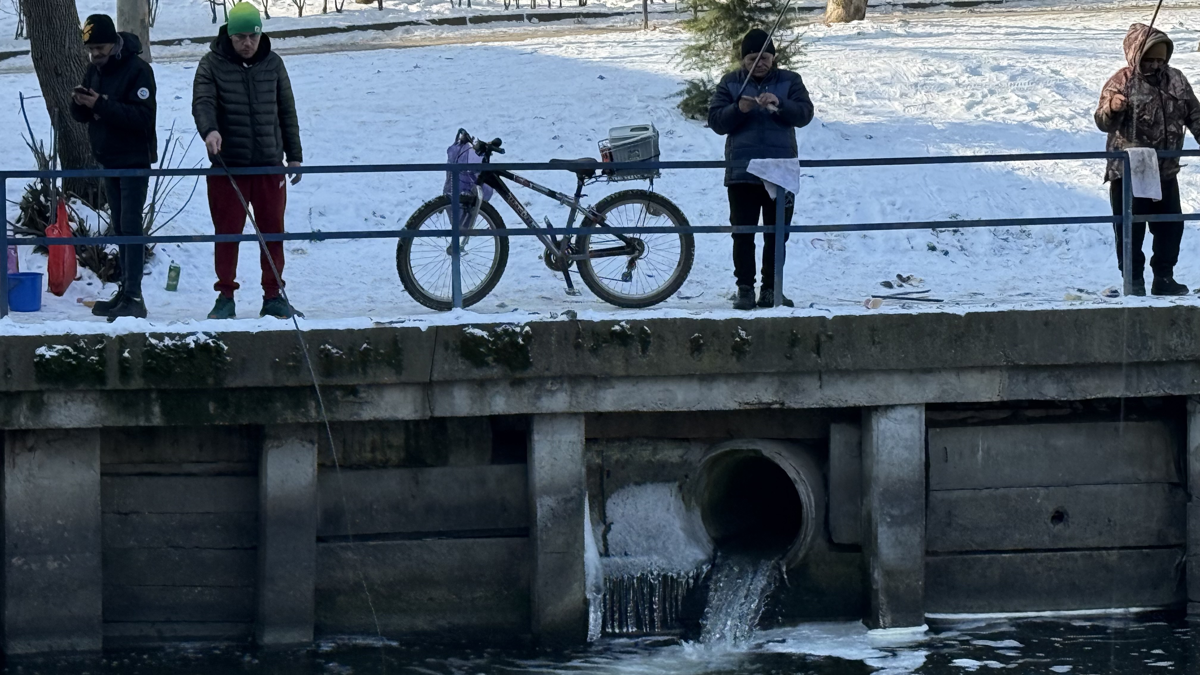 „Mi-e rușine că am muncit o viață și tot tremur pe baltă pentru mâncare”. Cum arată viața pescarilor amatori într-un weekend geros de ianuarie, în Colentina
