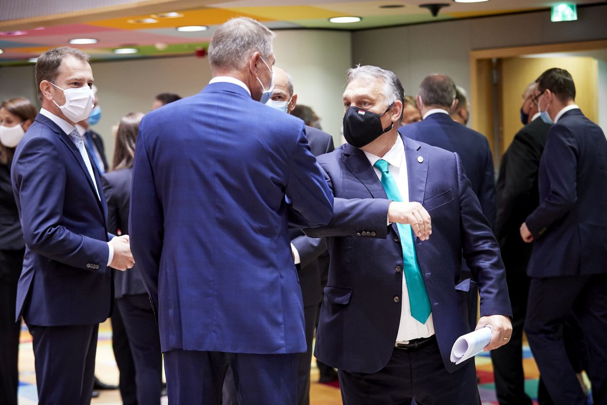 FOTO/VIDEO | Imagini virale la Consiliul European: Iohannis și liderii UE se salută cu coatele, premierul Bulgariei poartă masca în mod incorect