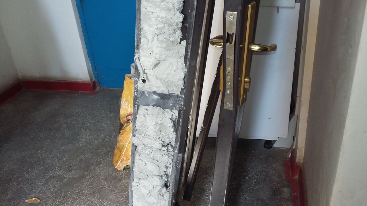 Un bărbat din Galaţi susţine că “mascaţii” l-au bătut fără să aibă vreo vină chiar în faţa fetiţei lui! FOTO