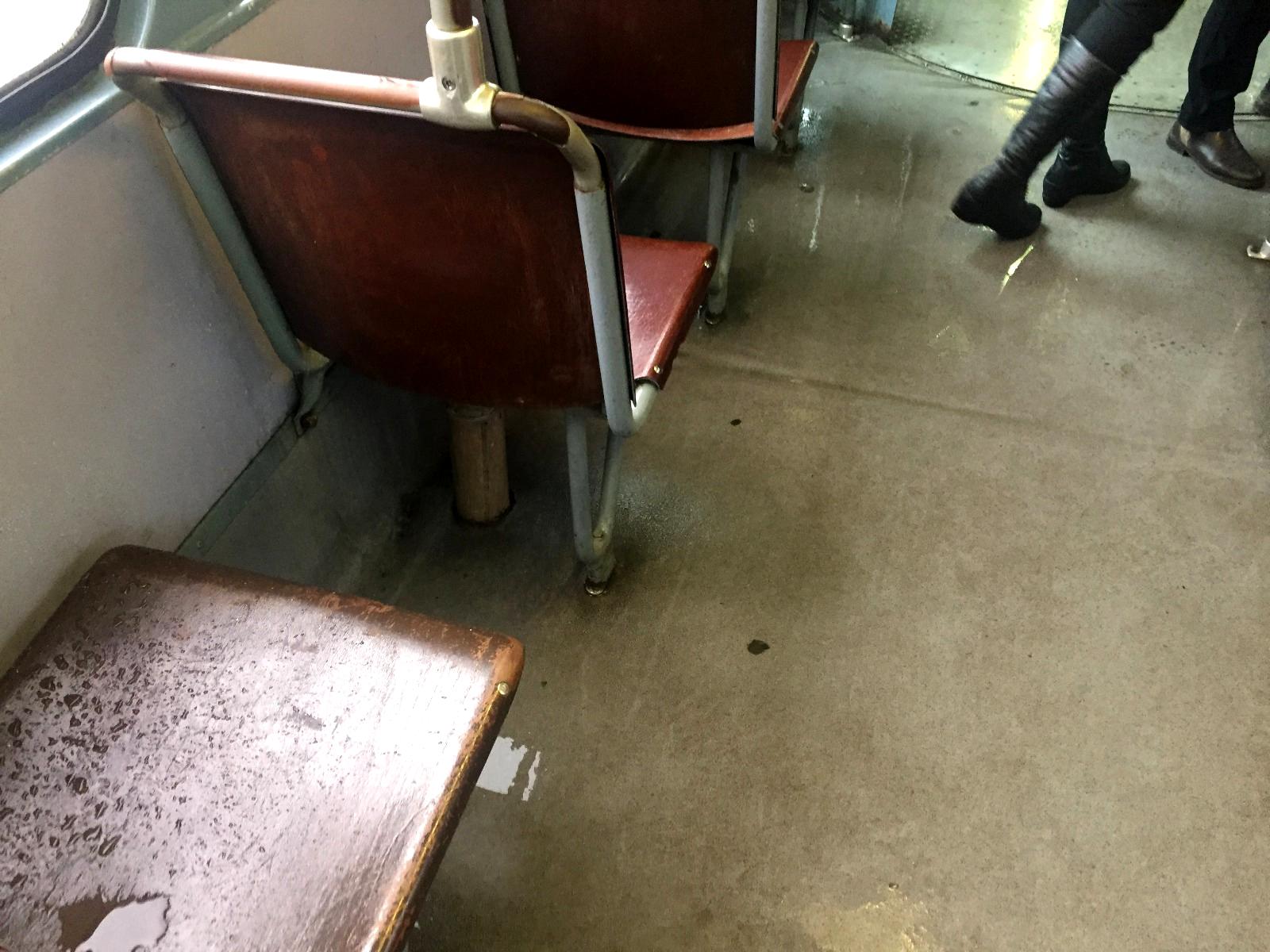 ANCHETĂ/ Ștrand ca centru social și mulți șefi la Societatea de Transport Public Timișoara, în timp ce în tramvaie plouă peste călători - FOTO