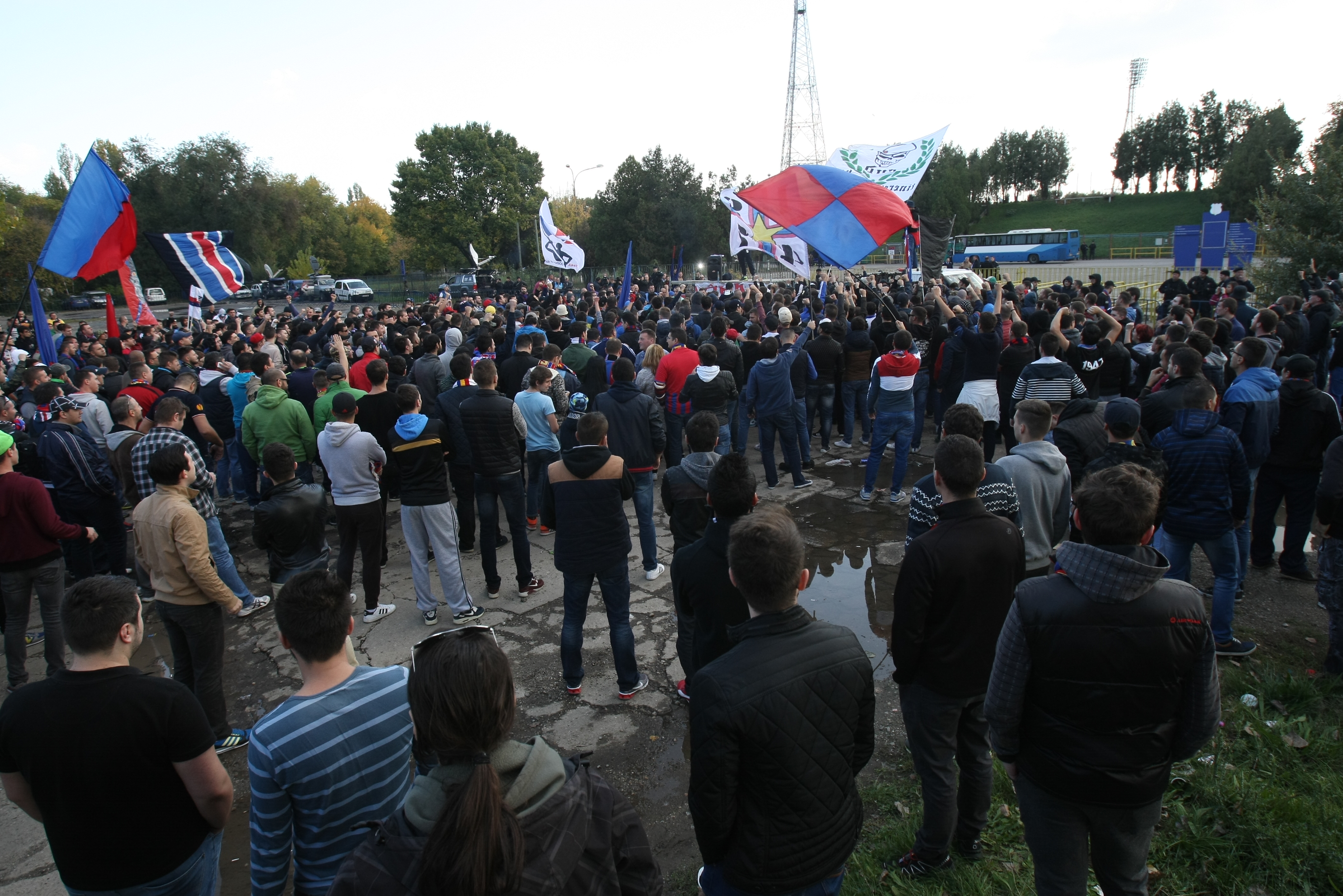 Fanii își cer în stradă Steaua înapoi. ^1.000 de oameni, la mitingul suporterilor. Gigi Becali e liniștit: ”N-am nici o grijă, sunt teribiliști” / FOTO
