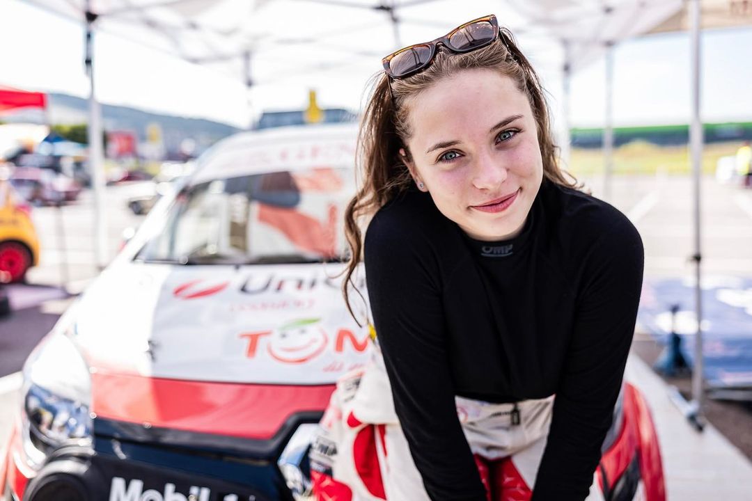 „În mașina mea de curse sunt undeva la 45-50 de grade”. Alexandra Teslovan, o adolescentă în lumea raliurilor: „Au fost visul meu”