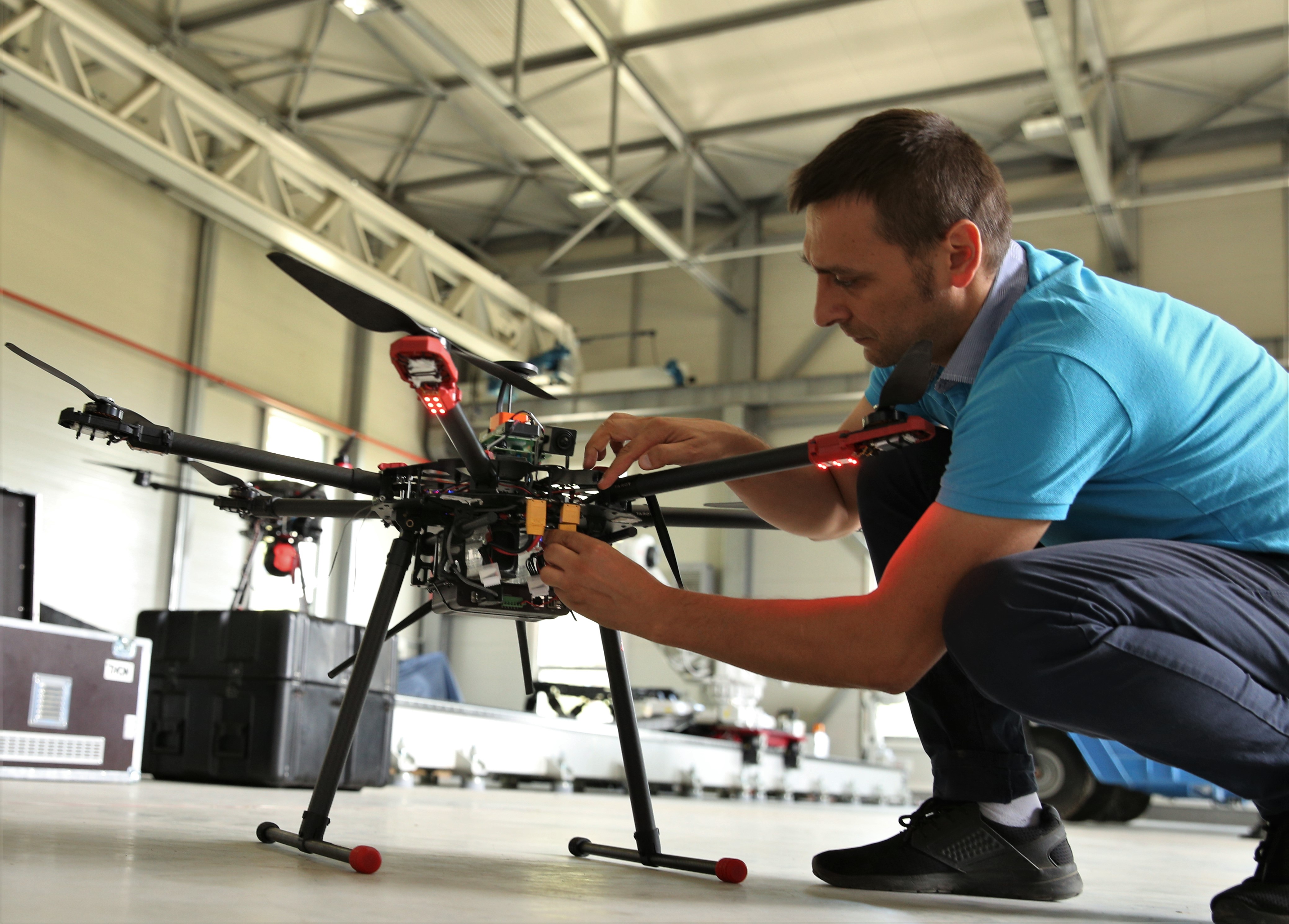 Drone românești trimise la luptă împotriva COVID-19. Misiunea lor: livrări urgente și depistarea oamenilor care nu poartă mască