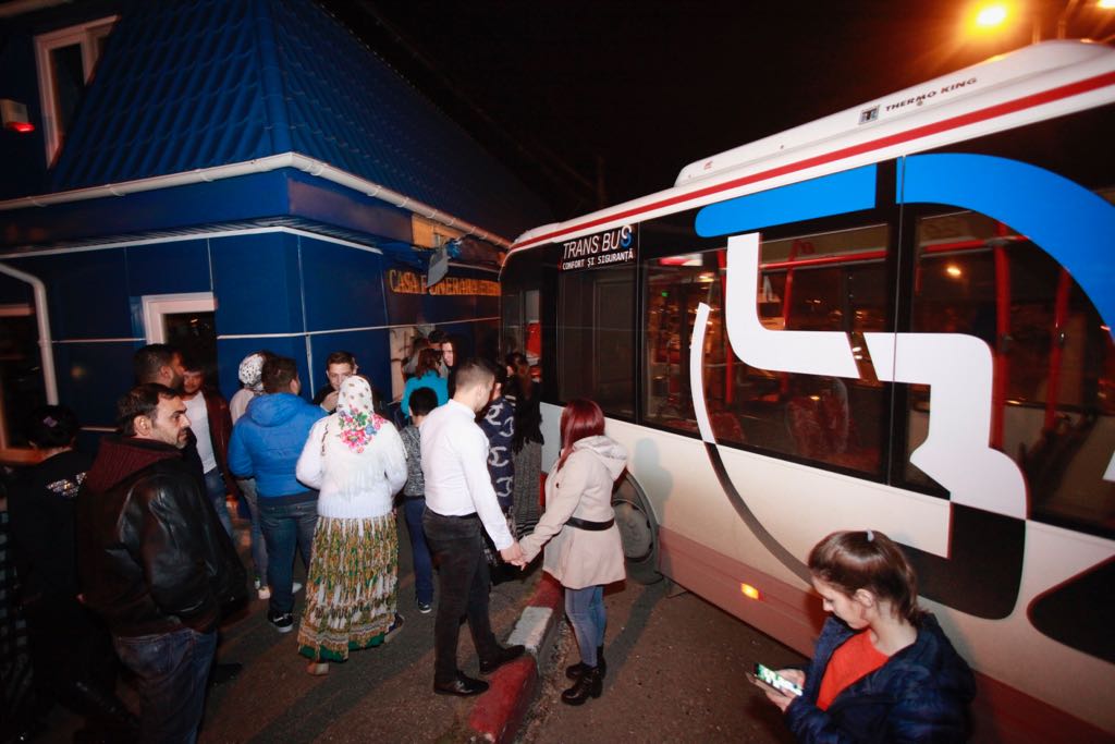 Autobuz proiectat într-o casă funerară, în urma unui accident în Buzău. Trei tineri, printre care doi minori, la spital