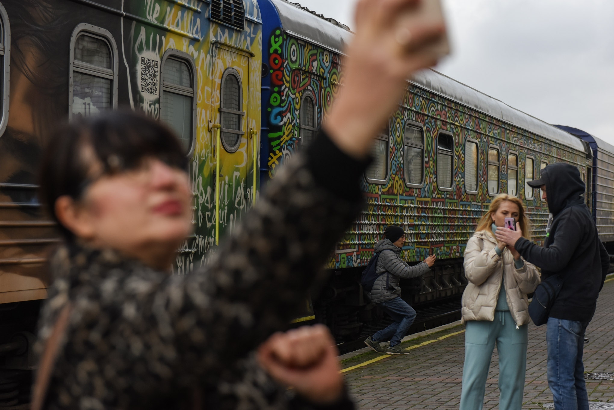 Ucraineni cu lacrimi în ochi, la sosirea „Trenului Victoriei”. De ce este importantă linia care leagă capitala Kiev de Hersonul eliberat