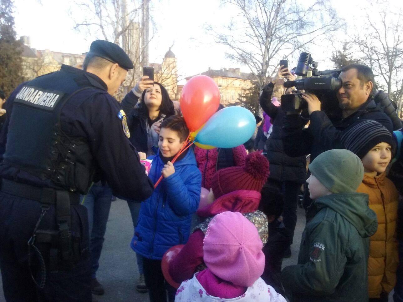 Protestul al copiilor la Constanţa! Jandarmii le-au oferit bomboane