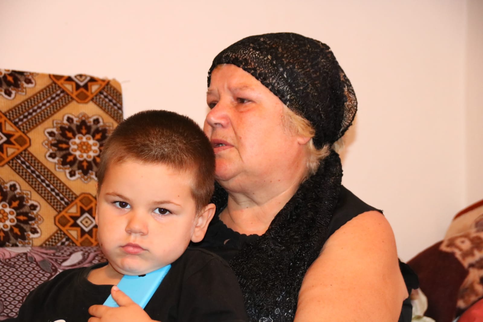 EXCLUSIV/ Bunica Tania trebuie să crească doi nepoței cu o pensie de 900 de lei. Fiica ei a murit, ginerele s-a sinucis și copiii lor i-au rămas în grijă