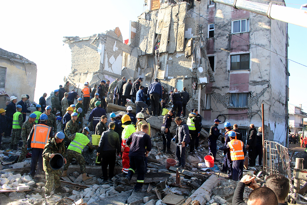 Cutremur devastator în Albania: 40 de morți și 658 de răniți. Momentul în care s-a produs seismul, surprins de camerele de supraveghere