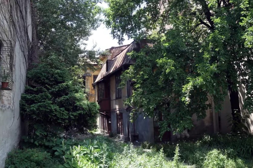 Vila din centrul Bucureștiului a regretatului Mircea Lucescu, ocupată de oamenii străzii. Îi plătise pentru a-i elibera casa