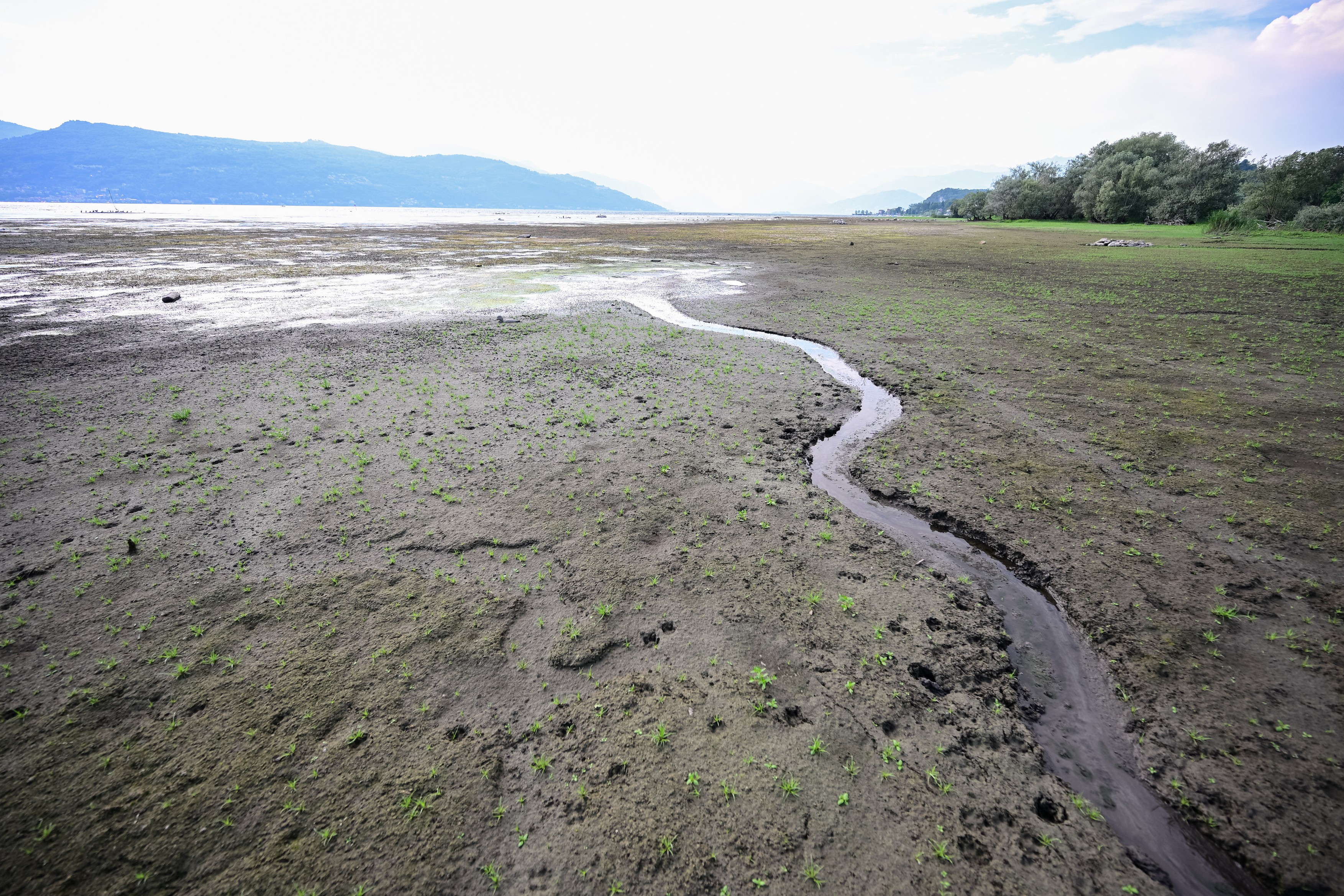 Lacul Maggiore, lovit de secetă severă. Italia și Elveția aduc apă din Lacul Lugano pentru a salva agricultura