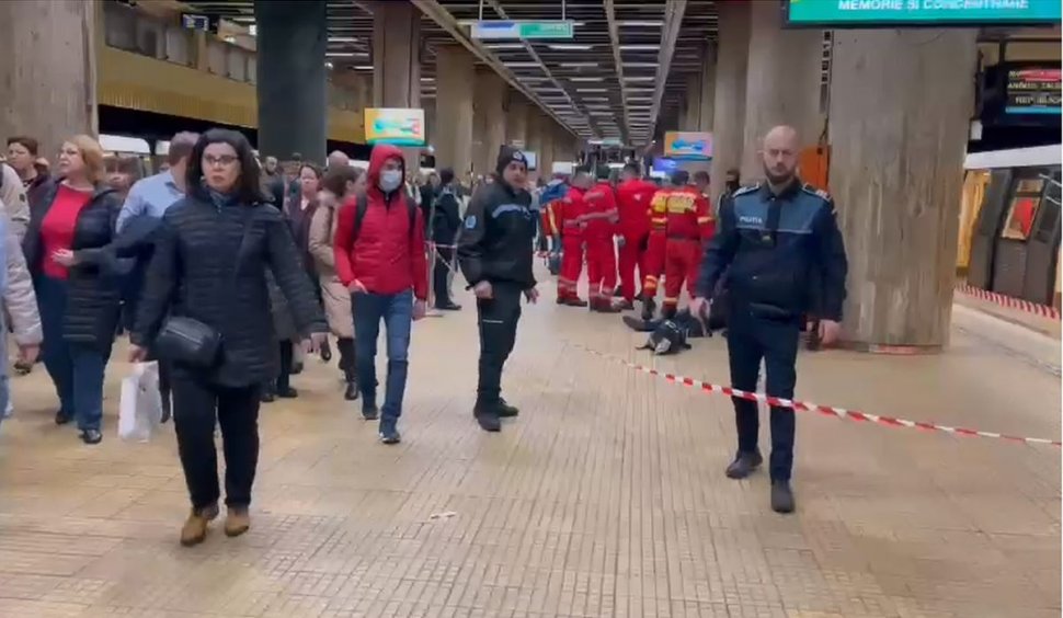 Un bărbat a murit în stația de metrou Piaţa Unirii. Medicii au încercat să îl resusciteze minute în șir