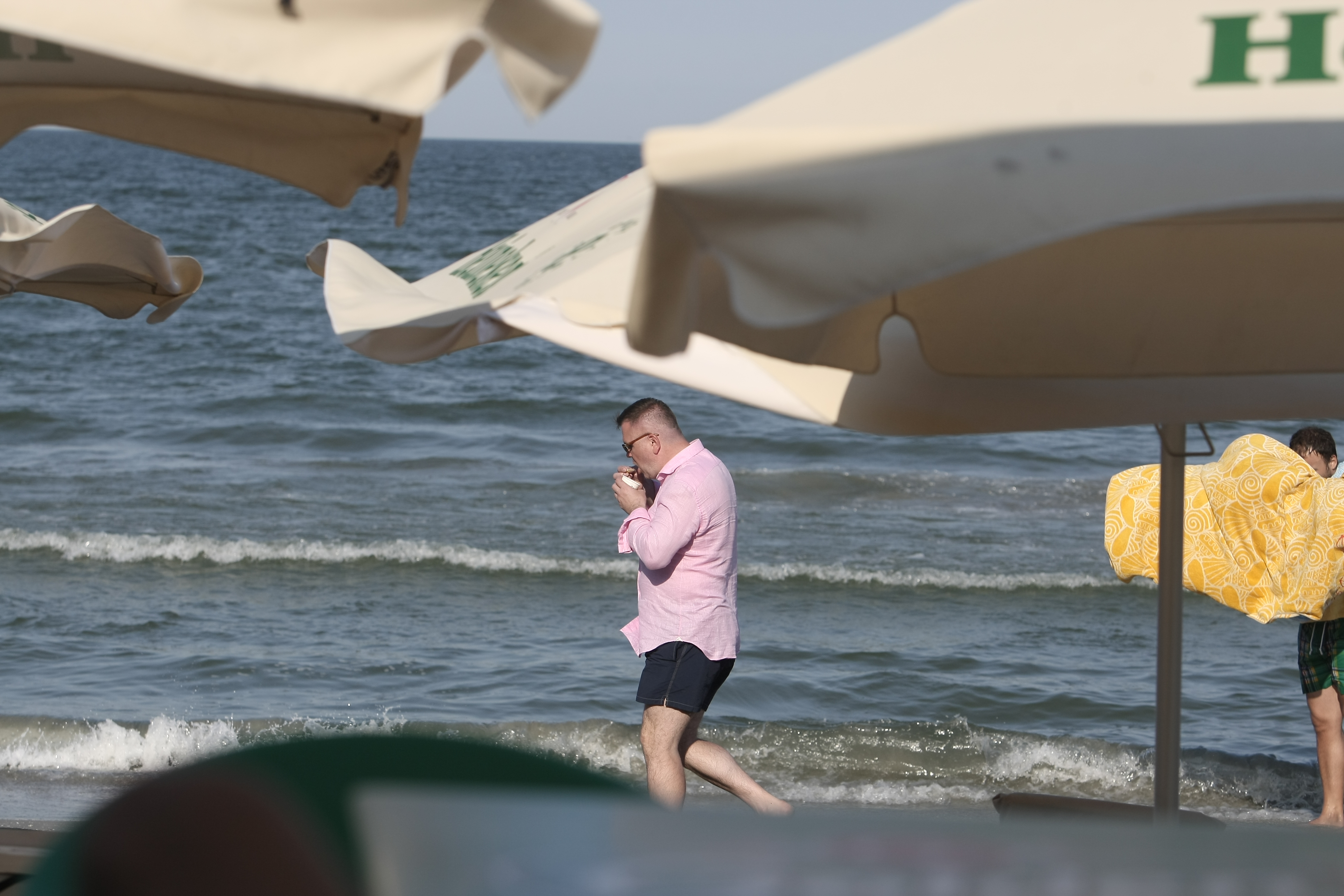 Sportul e în colaps, iar Vasile Șiman se distrează. Ce a făcut controversatul om de fotbal pe plajă | GALERIE FOTO